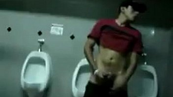Novinho de masturbando no banheiro quase é pego