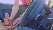 Chica de 18 años me hace una paja en el coche , video casero en publico